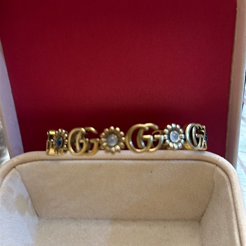 Gucci type bracelet. Very pretty. Not sure if real. Gift.